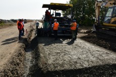 Ремонт дороги біля Вирішального триває