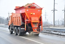 Цілодобово триває боротьба із ожеледицею