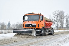 На місцевих дорогах області працювали 107 одиниць техніки